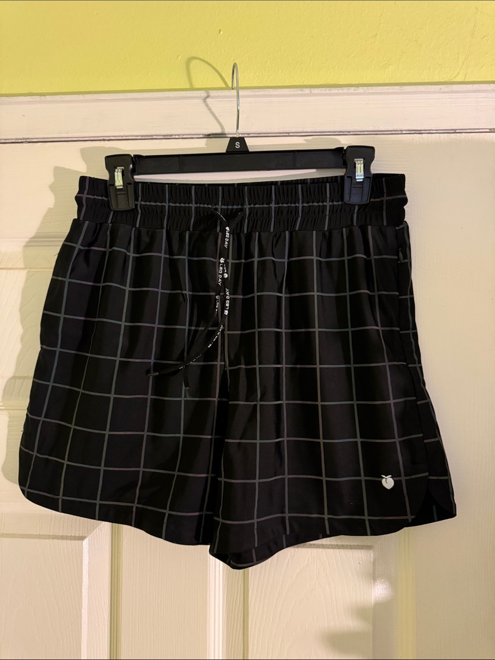 MEN’s 5” Black Reflective Athletic Shorts size XS (28-30)